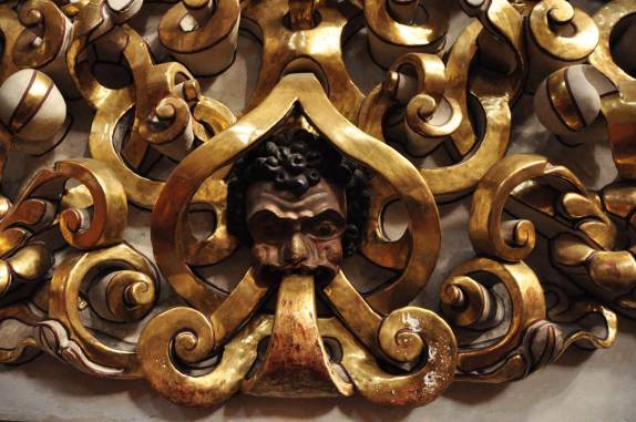 Detalhes barrocos em estudo e ouro na Capilla del Rosário. Puebla, México